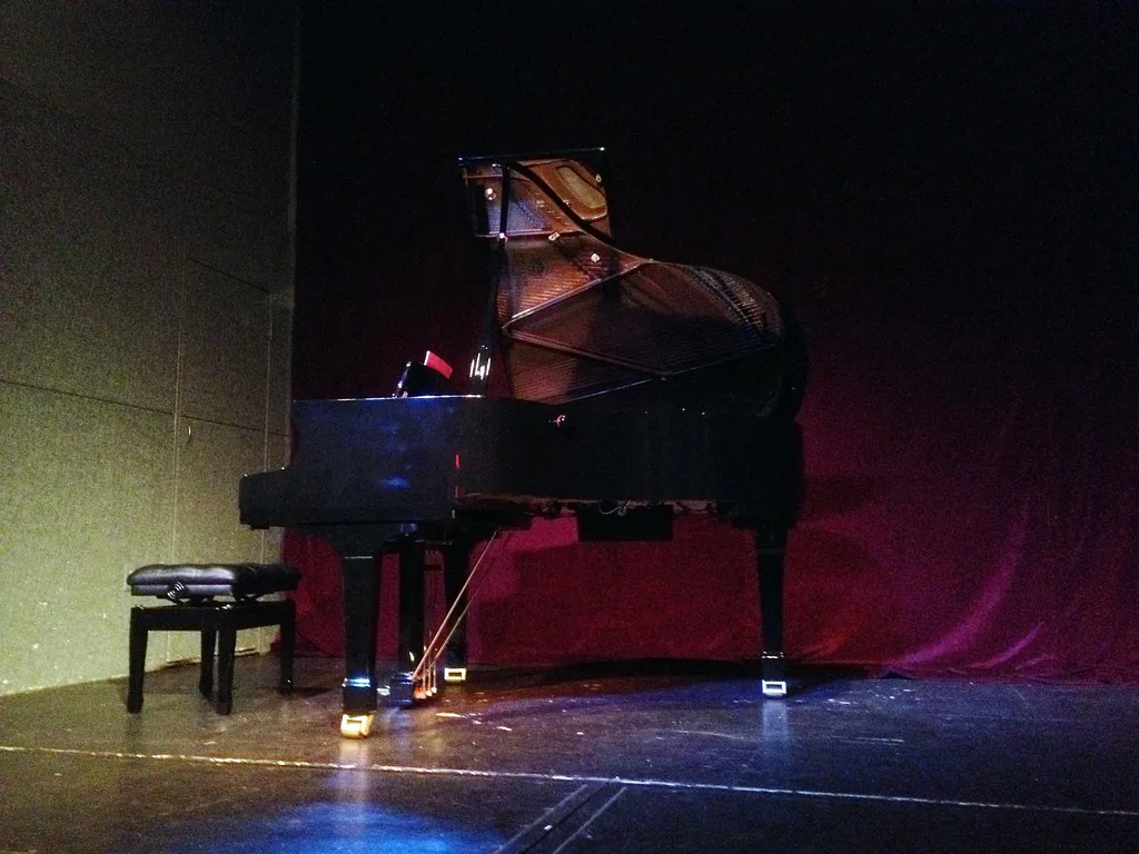 Piano à queue sur scène