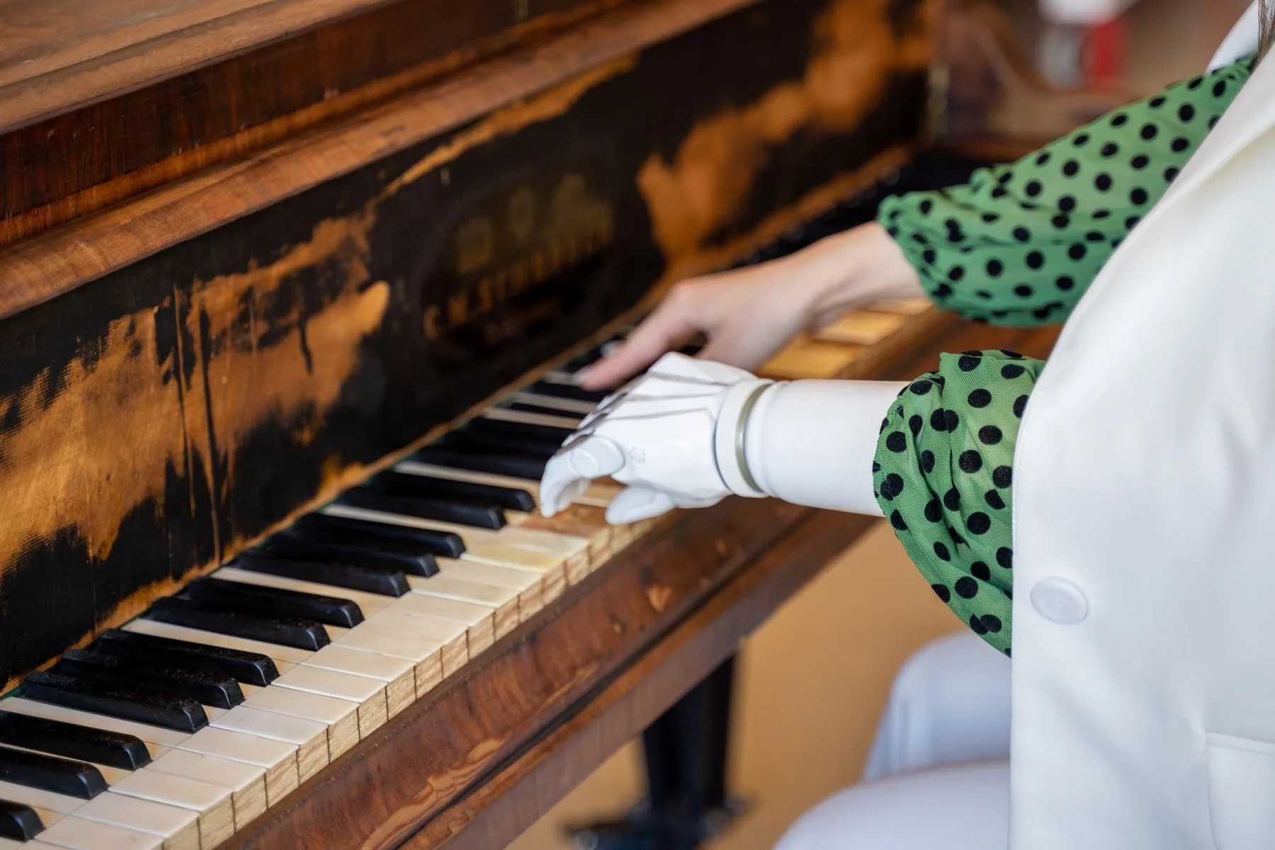 Main bionique jouant du piano