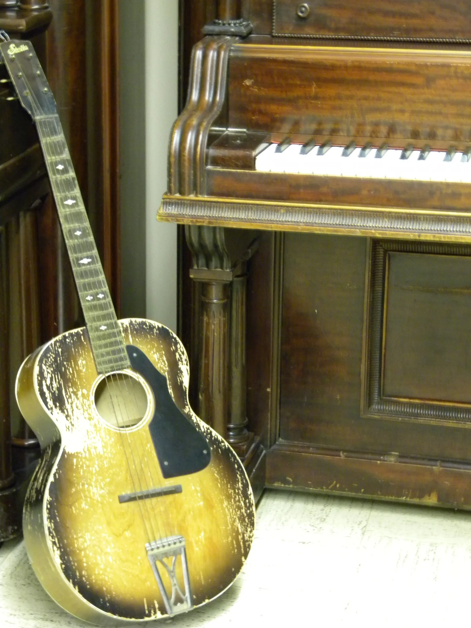 Piano ancien accompagné d’une guitare Piano ancien accompagné d’une guitare