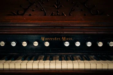 Piano Learning Methods: Traditional or Online