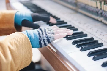 Biography of Laure Favre-Kahn, a Talented Pianist