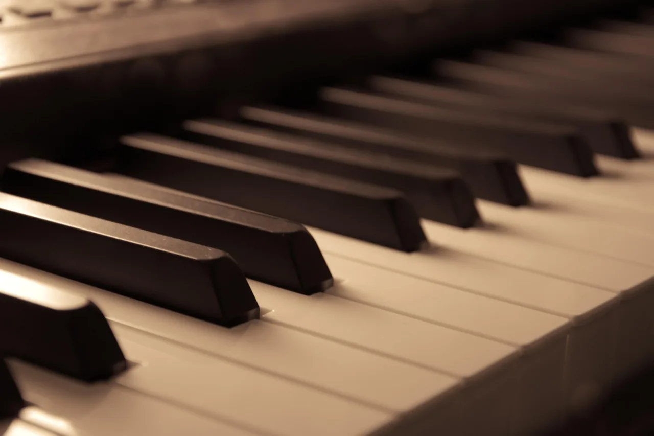 Touches de clavier sous lumière chaude
