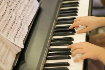 How to Position Your Hands and Fingers Correctly on the Piano: Tips