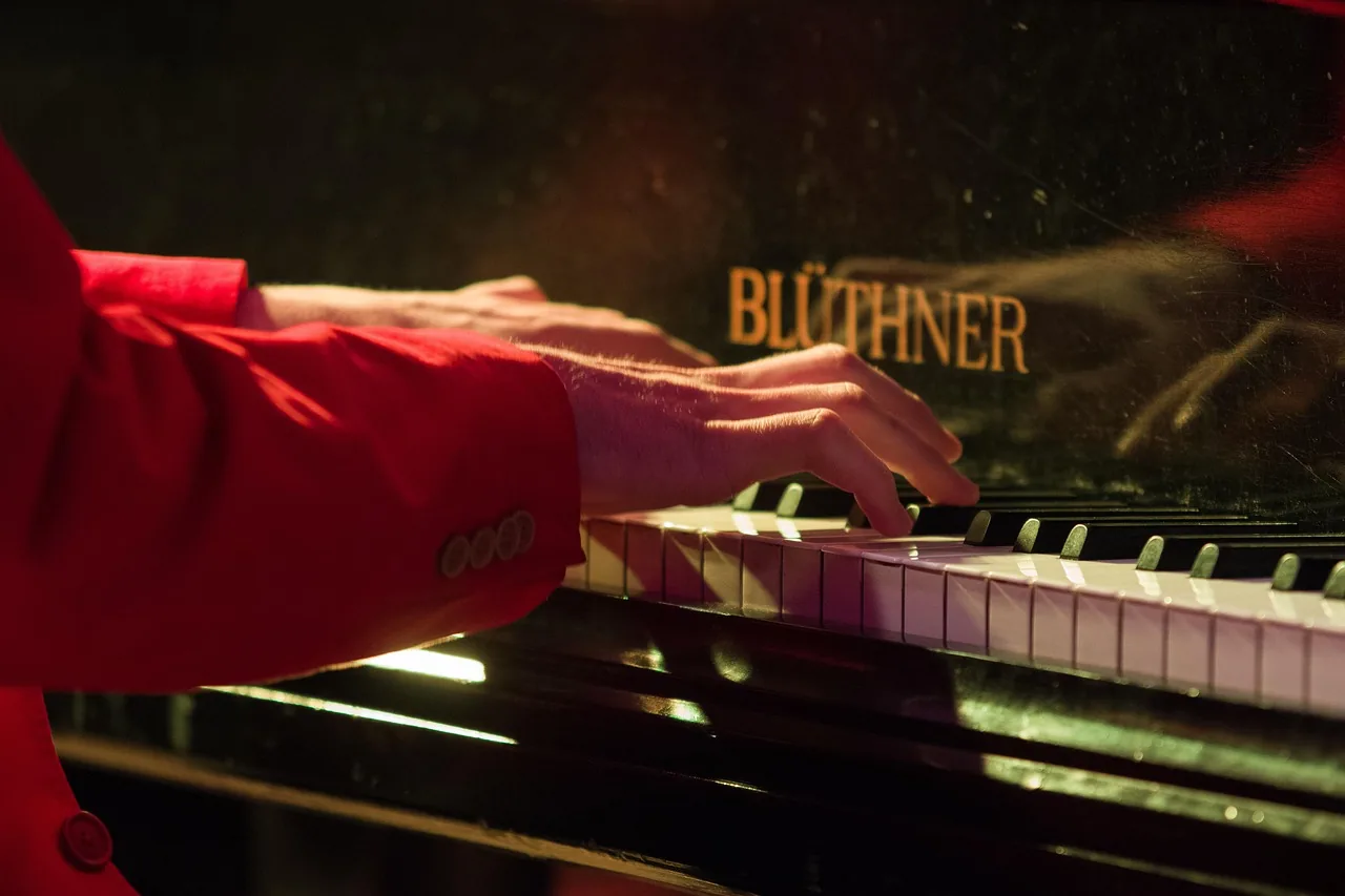 Mains de pianiste sur le clavier