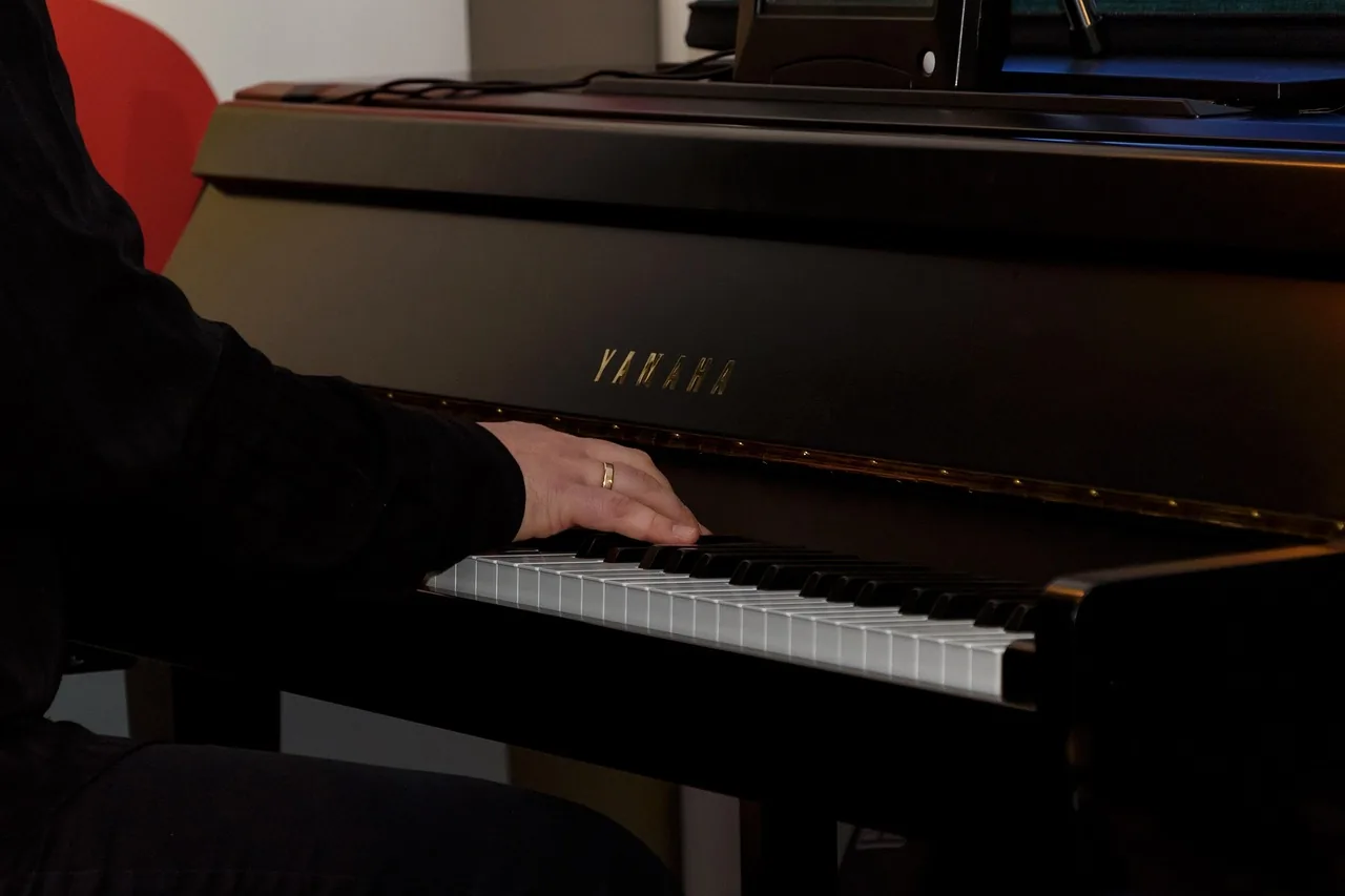 Pianiste jouant sur un Yamaha