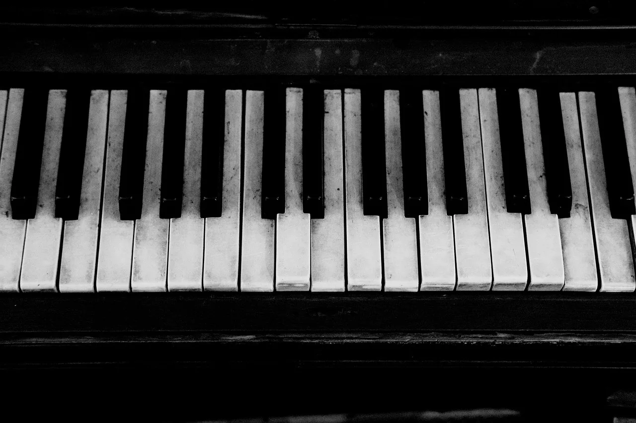 Clavier de piano ancien en noir