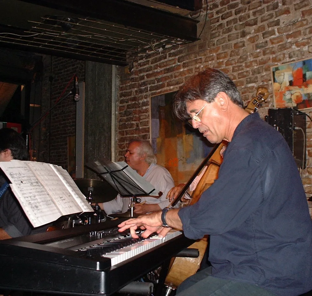 Pianiste en concert avec son ensemble