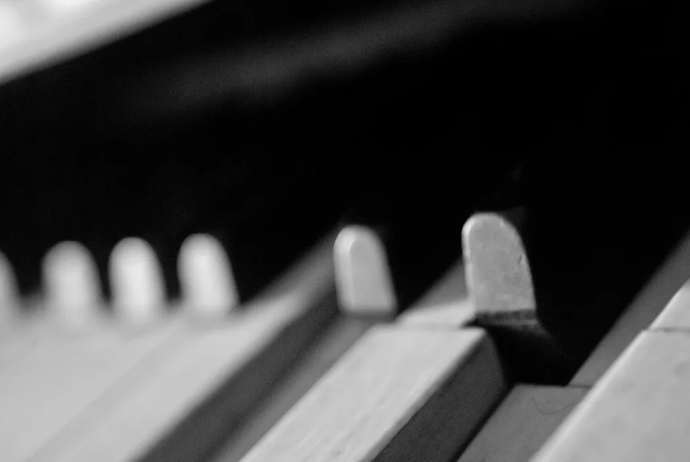 Touches de piano droit en gros plan Touches de piano droit en gros plan
