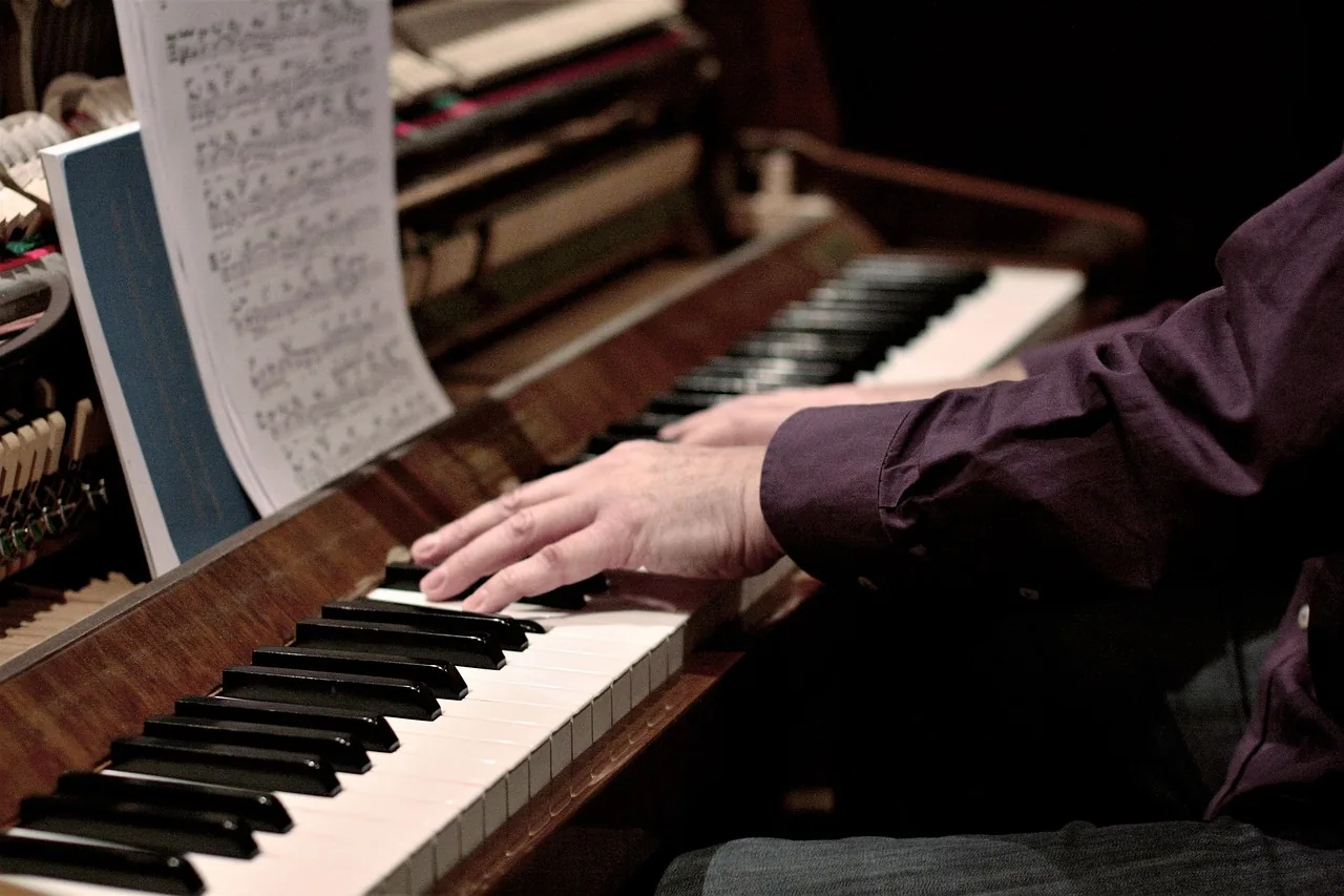 Hands playing easy pieces on the piano