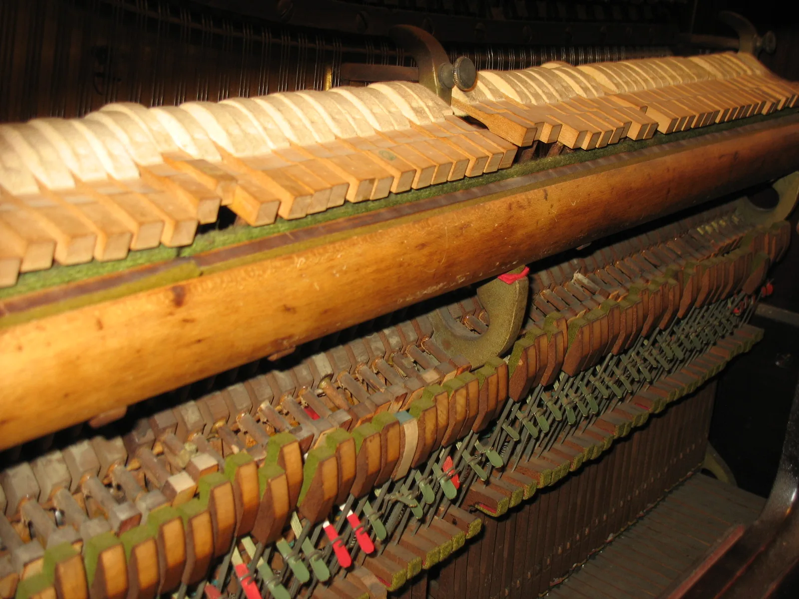 Mécanisme intérieur d’un piano acoustique Mécanisme intérieur d’un piano acoustique