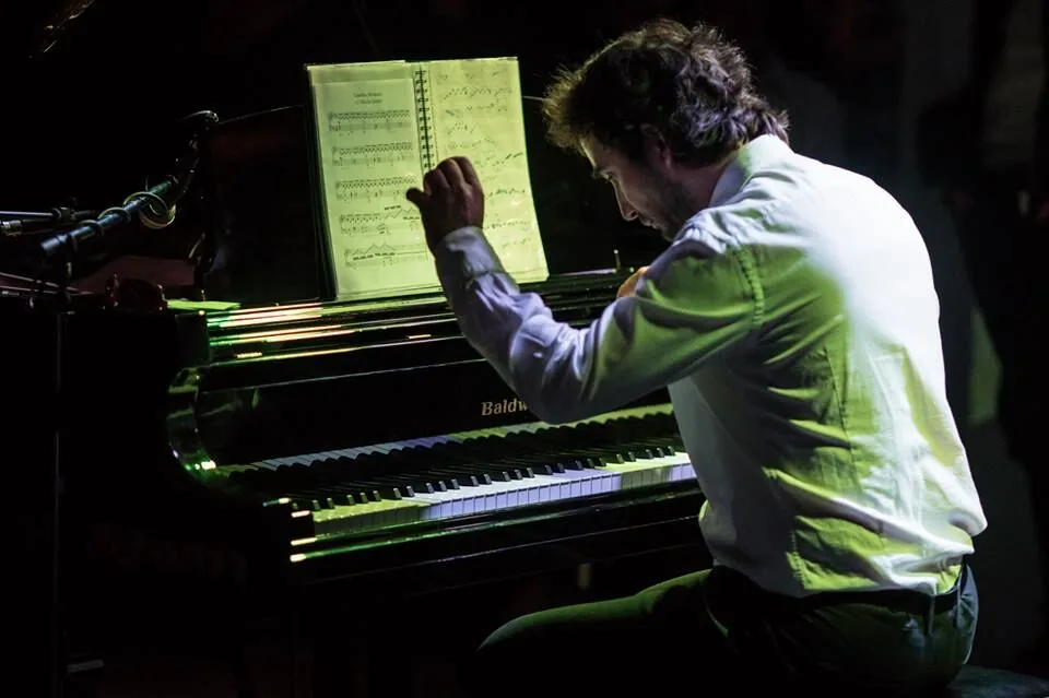 Pianiste jouant sur un piano Baldwin Pianiste jouant sur un piano Baldwin