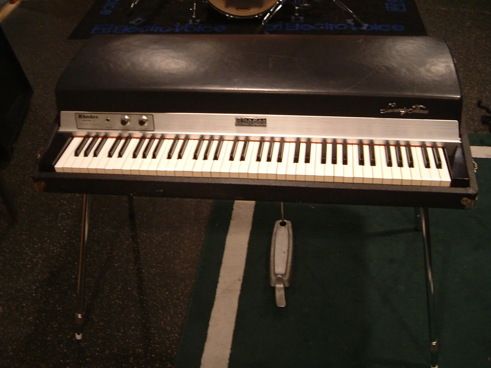 Vintage electric piano with keyboard Vintage electric piano with keyboard