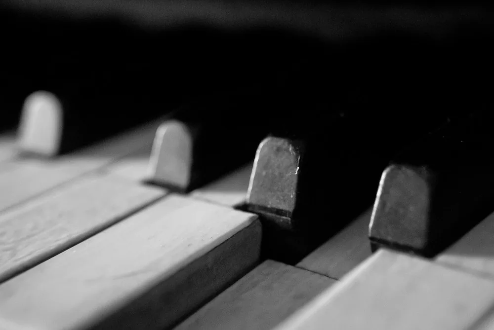 Touches de piano en gros plan Touches de piano en gros plan