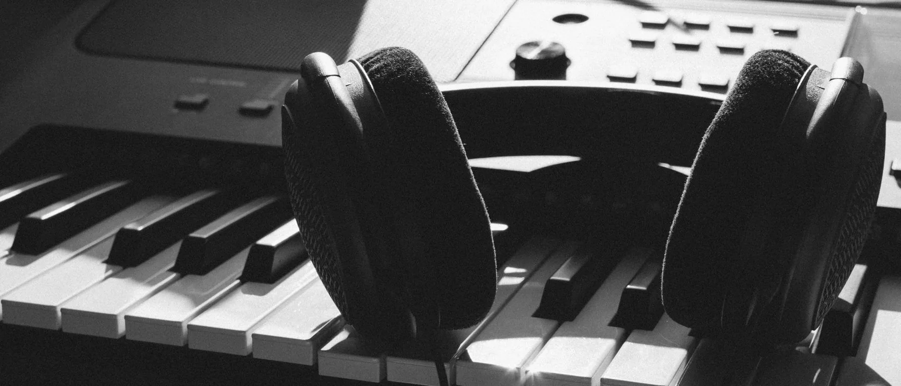 Casque studio posé sur un clavier