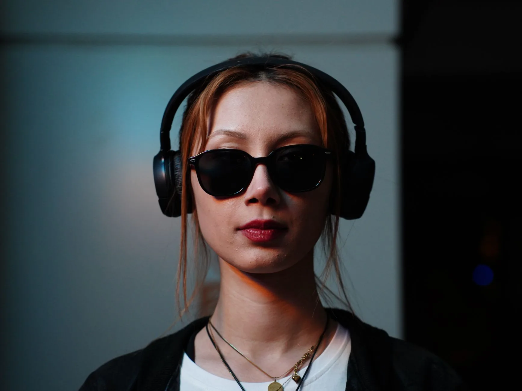 Musicienne portant un casque audio