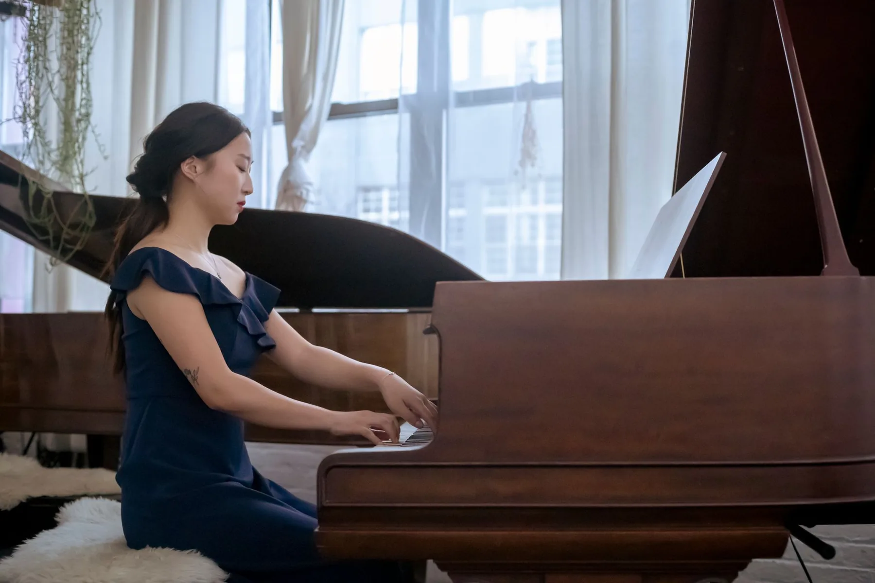 Pianiste jouant sur un piano à queue