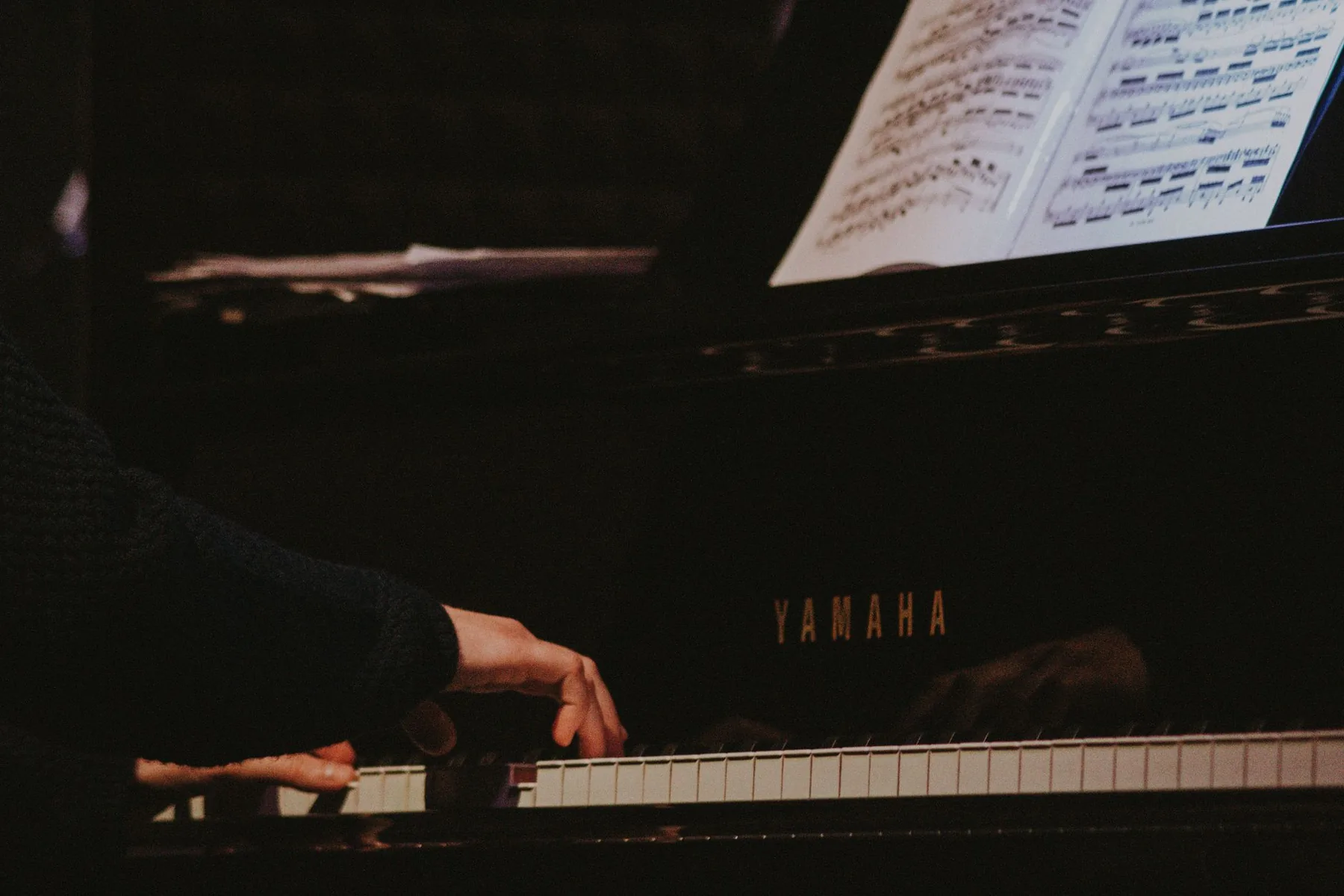 Pianiste jouant sur un Yamaha