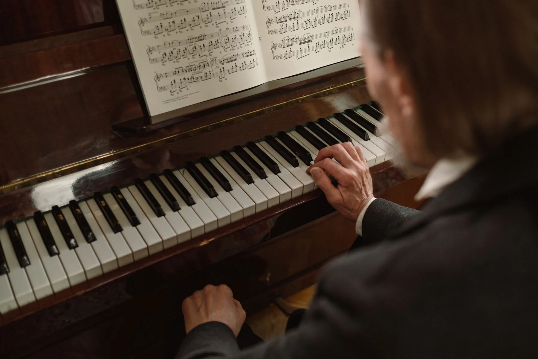 Pianiste lisant une partition classique Pianiste lisant une partition classique
