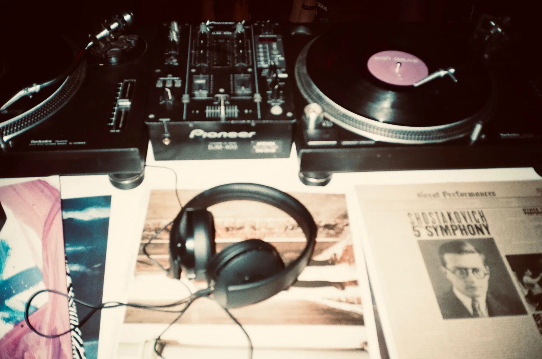Casque audio devant des platines vinyles Casque audio devant des platines vinyles