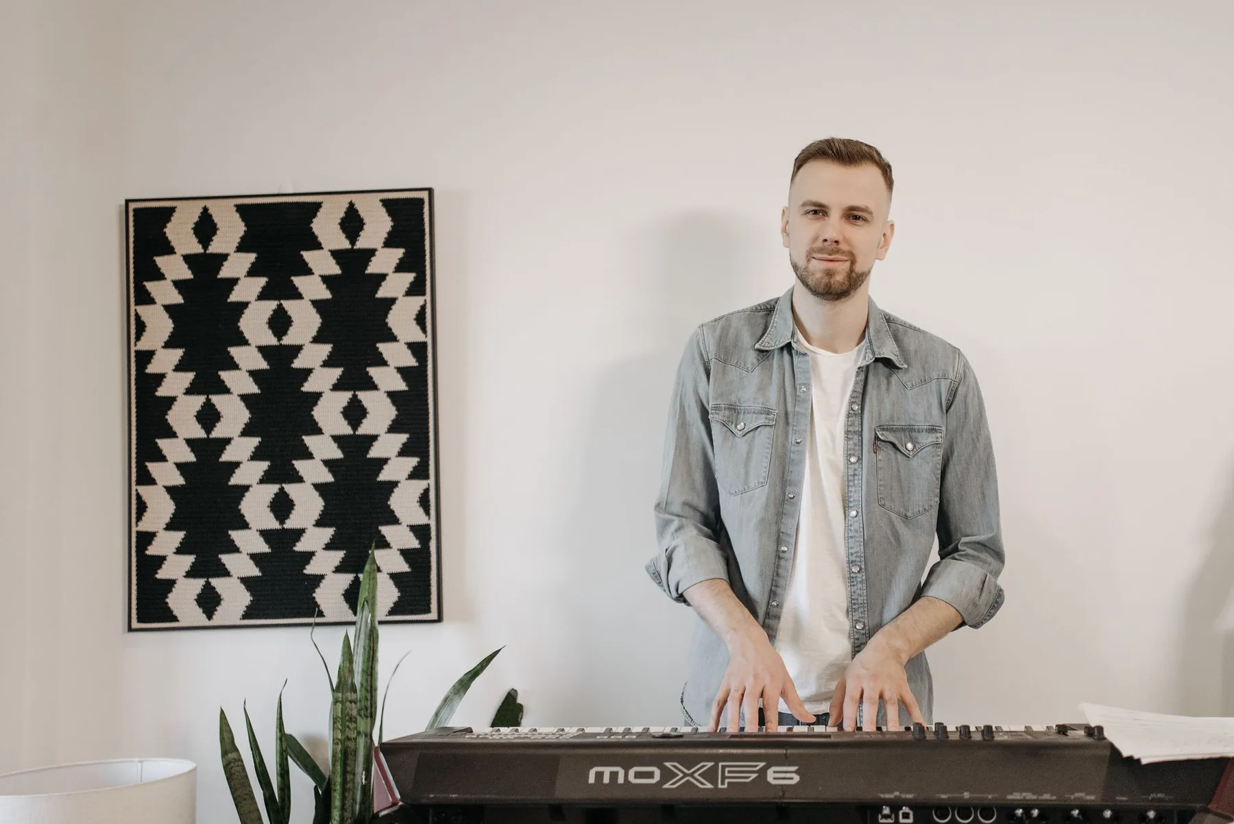 Musicien devant son piano numérique Yamaha Musicien devant son piano numérique Yamaha
