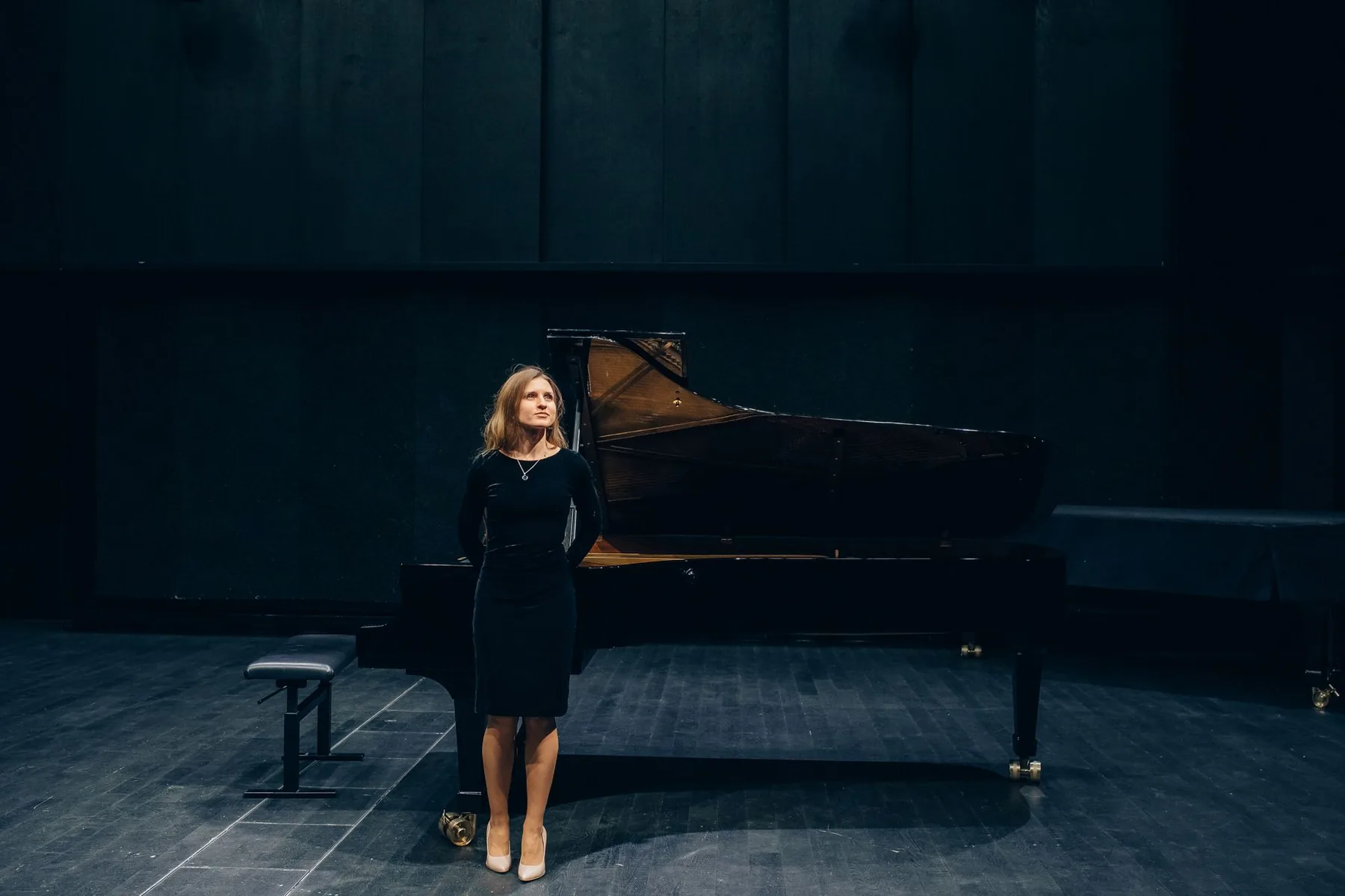 Pianiste devant un piano à queue