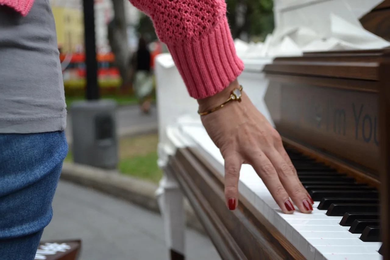 Main jouant sur un piano droit Main jouant sur un piano droit