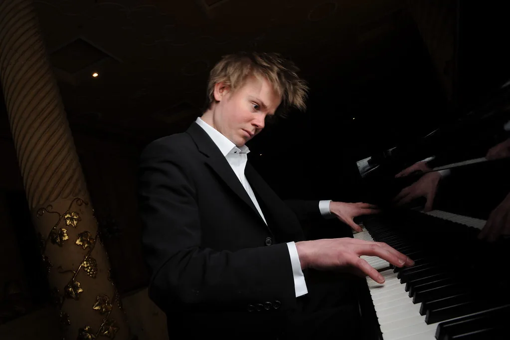 Pianiste professionnel devant son clavier Pianiste professionnel devant son clavier