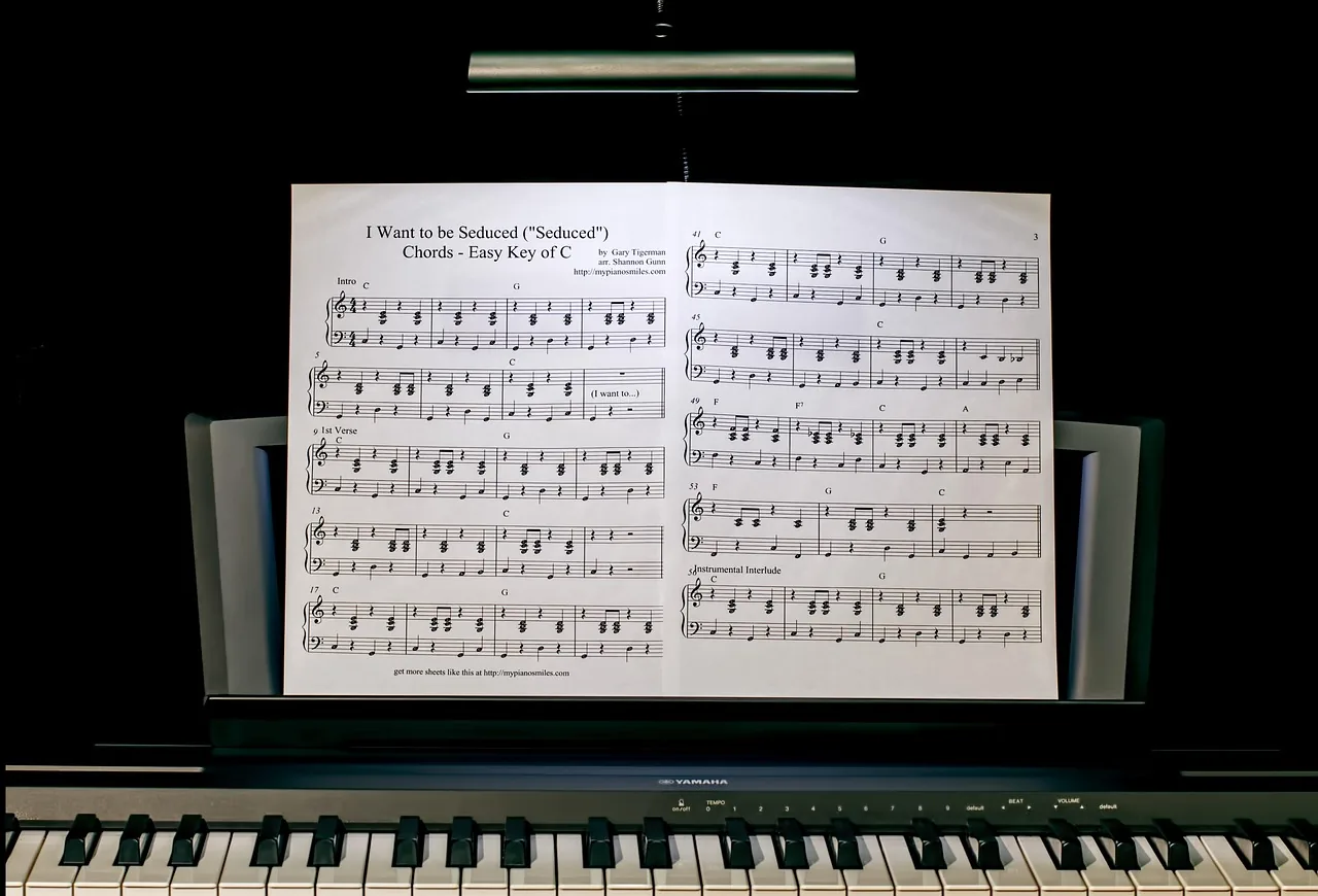 Piano numérique avec pupitre et partition Piano numérique avec pupitre et partition