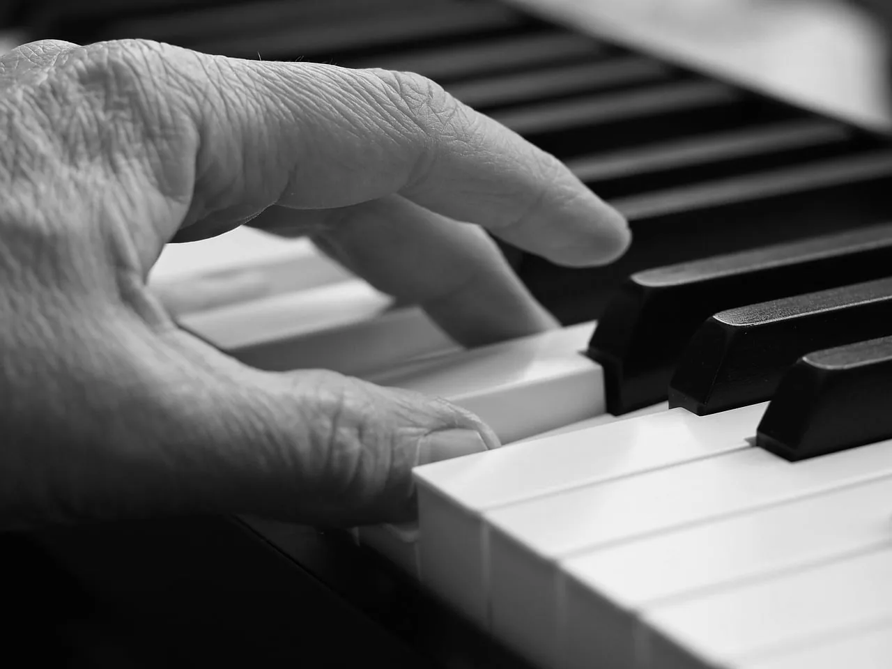 Main jouant sur un clavier de piano