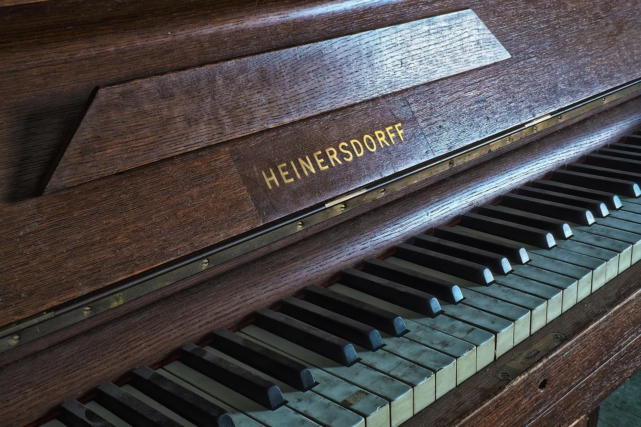 Old Heinersdorff piano keyboard