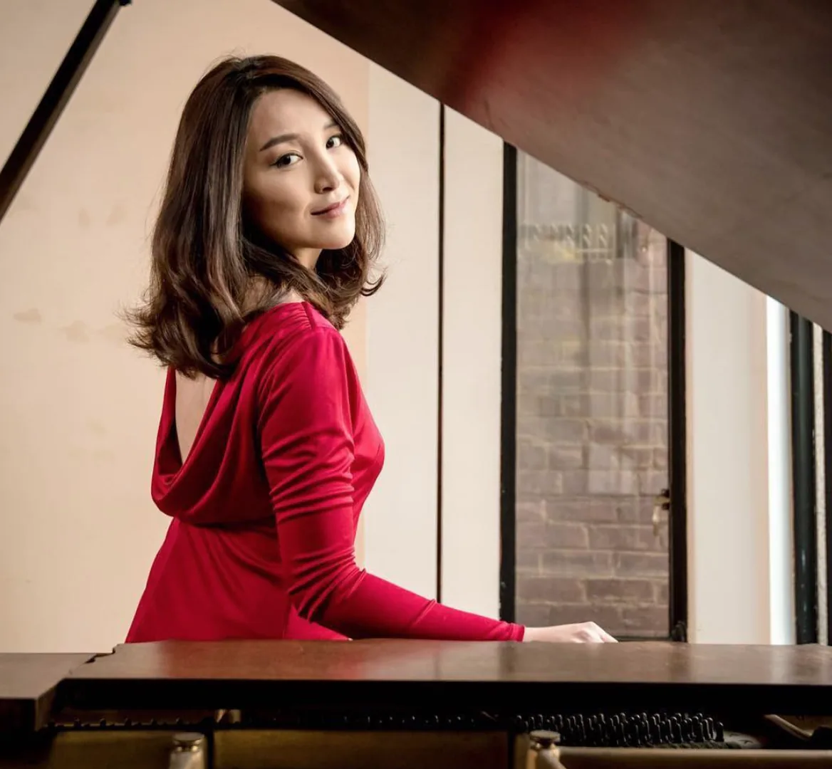 Pianiste assise devant un piano