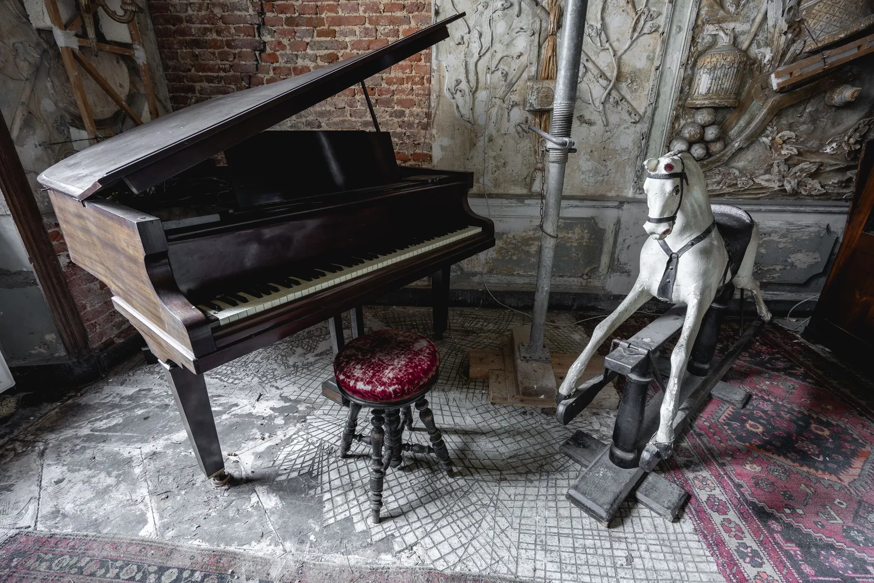 Piano à queue dans un intérieur ancien Piano à queue dans un intérieur ancien
