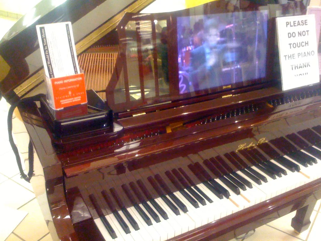 Piano keyboard and keys