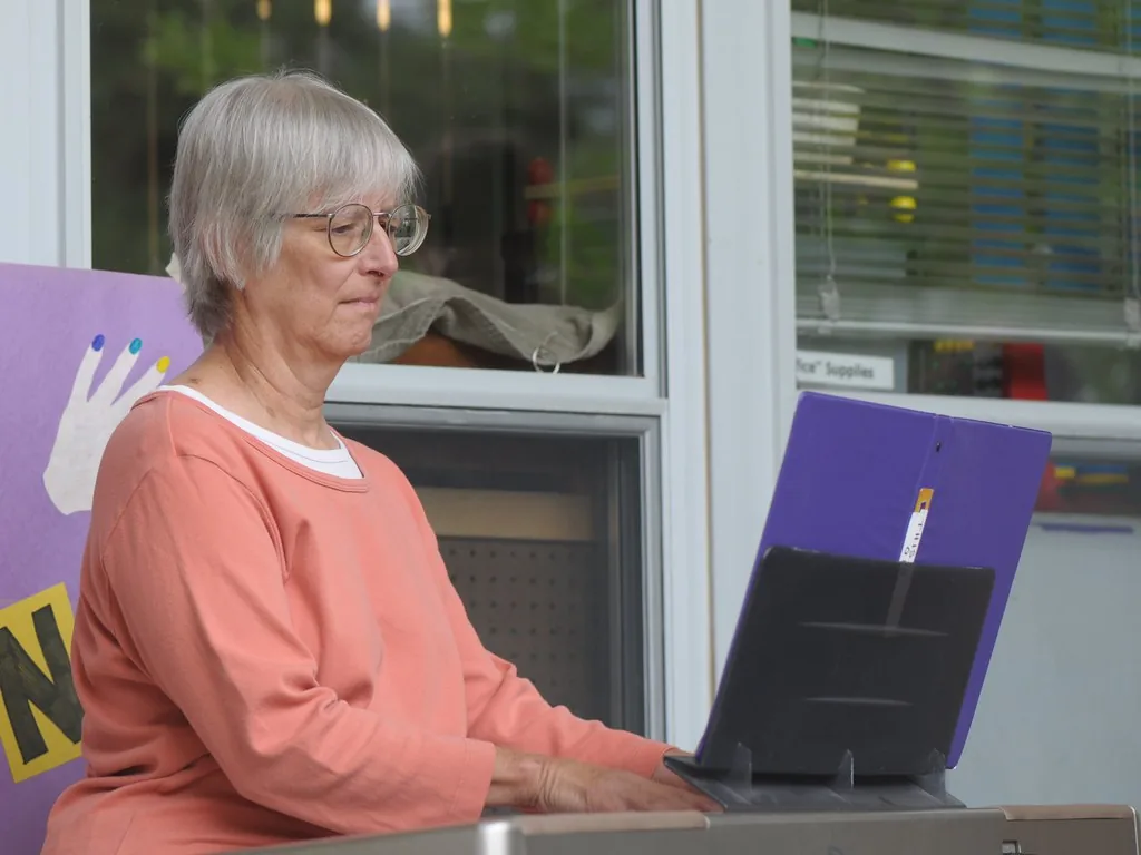 Pianiste jouant sur un clavier numérique Pianiste jouant sur un clavier numérique