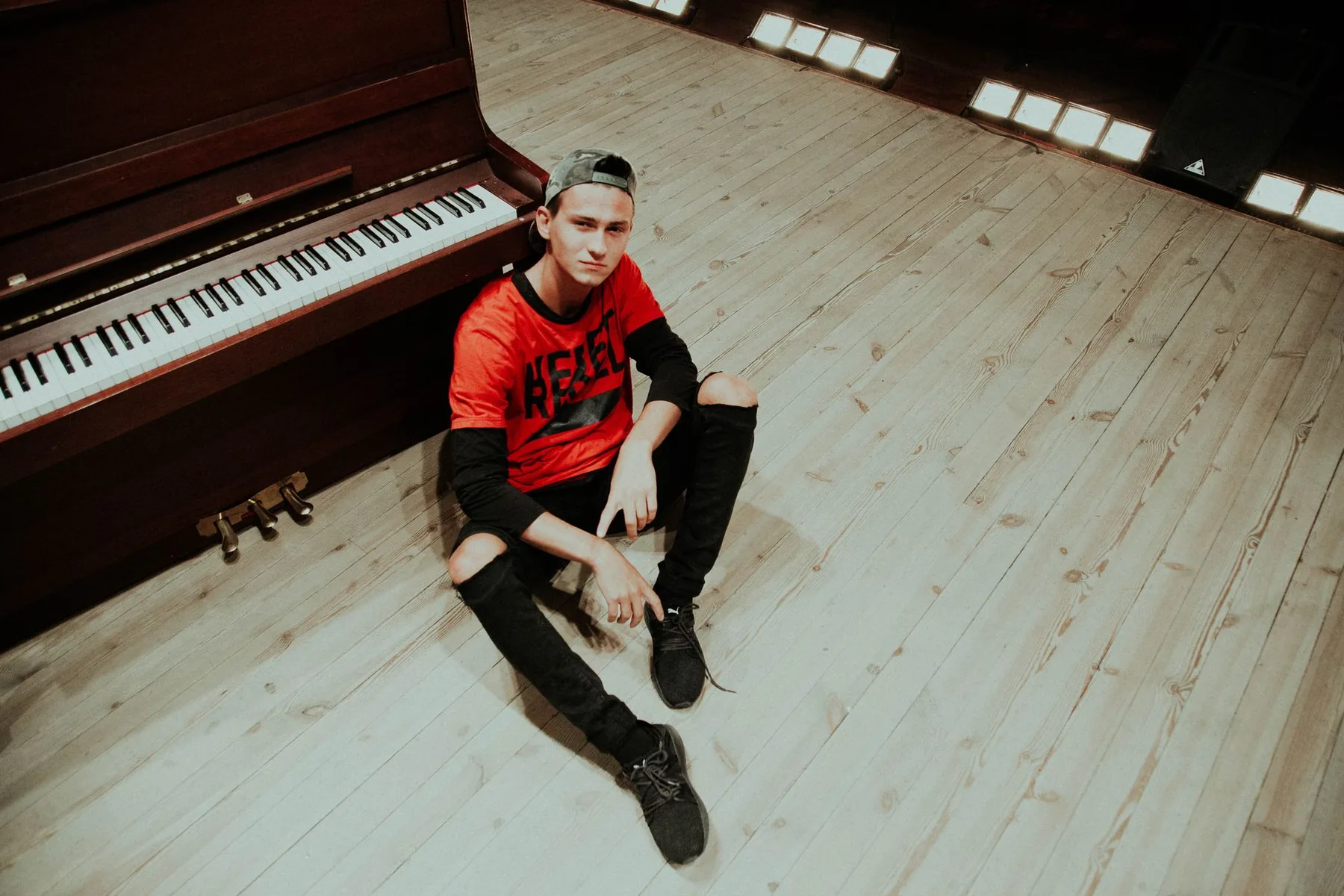 Musicien assis près d’un piano Musicien assis près d’un piano