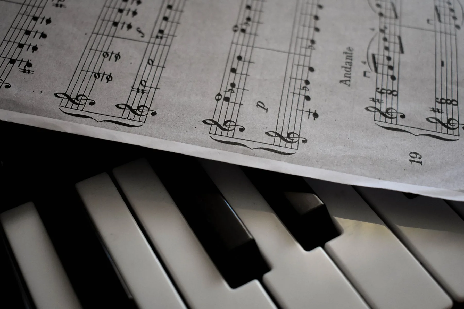 Clavier de piano sous une partition Clavier de piano sous une partition