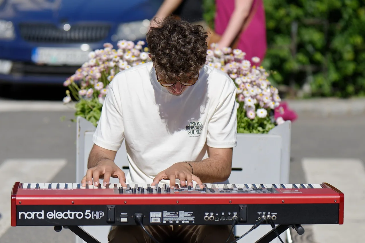 Pianiste jouant sur un clavier numérique Pianiste jouant sur un clavier numérique