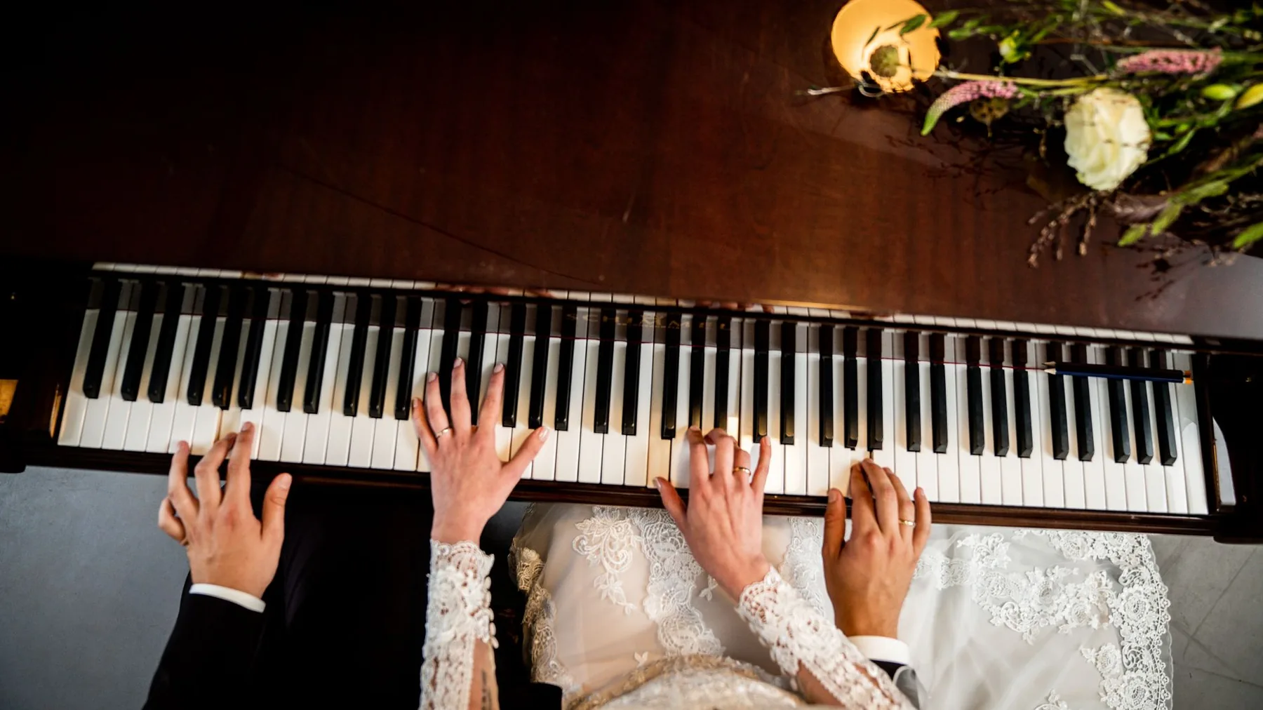 Duo jouant du piano à quatre mains