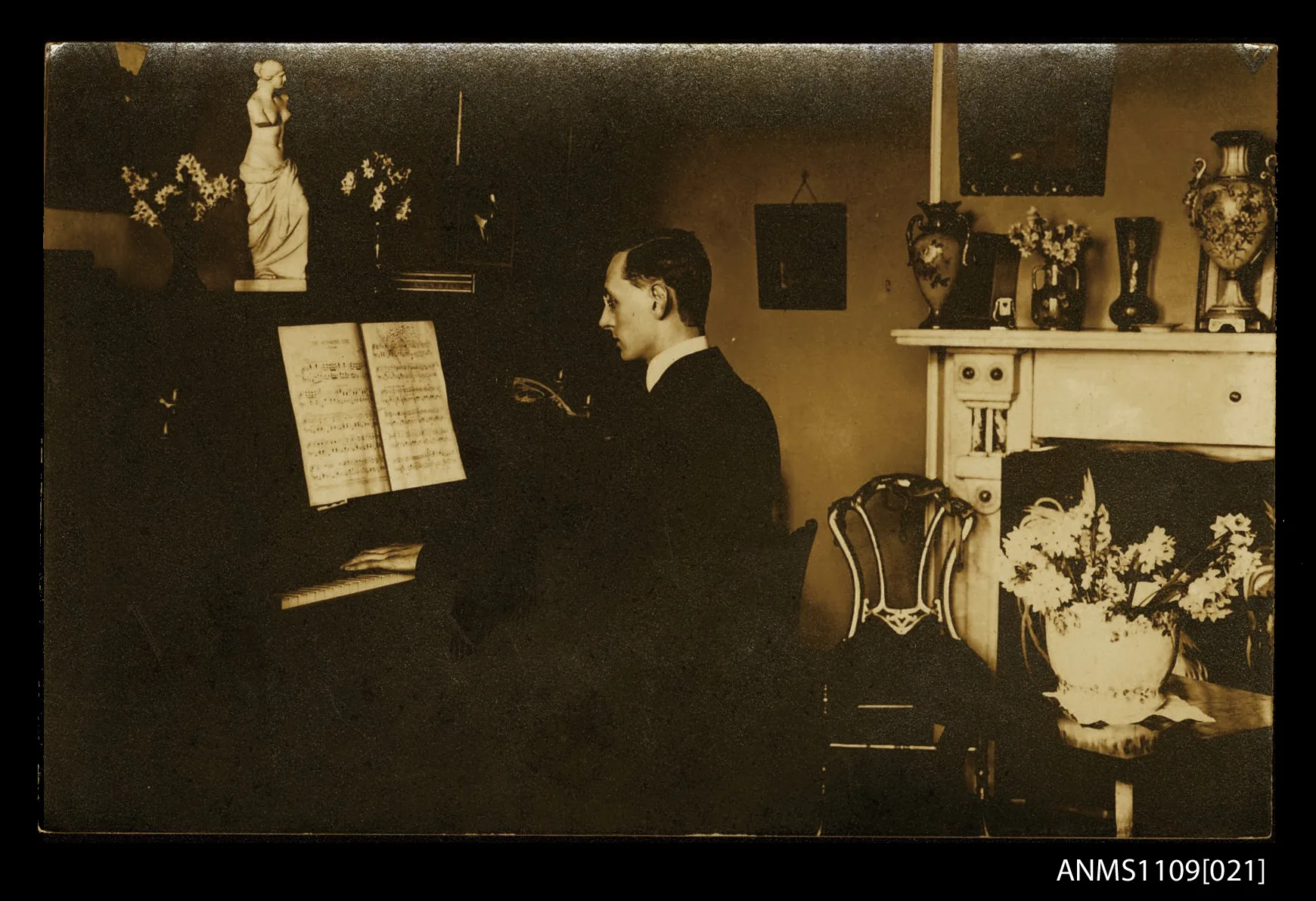 Pianiste devant un piano ancien