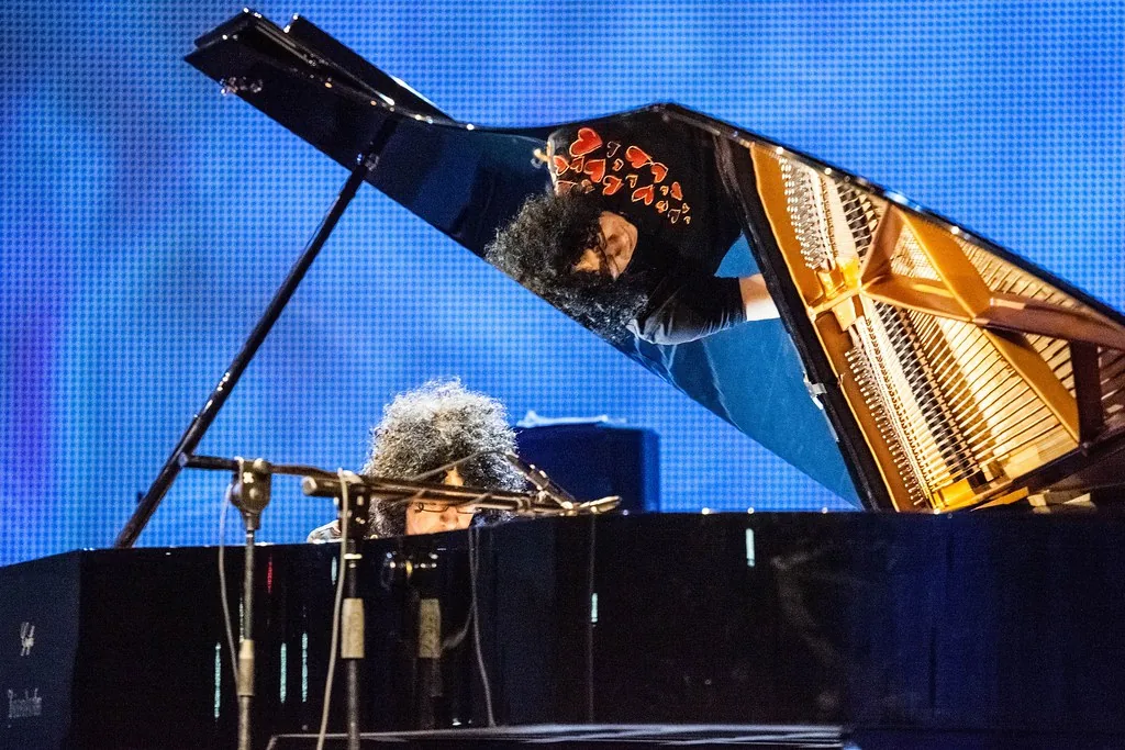 Pianiste jouant sur un piano à queue