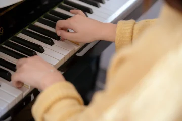 Yamaha Clavinova CLP-735 vs CLP-745 Comparison