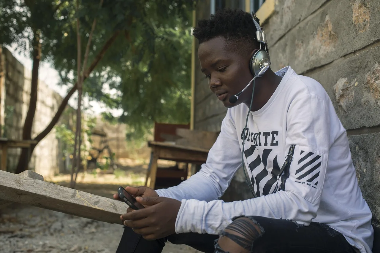 Jeune homme utilisant un casque audio Jeune homme utilisant un casque audio