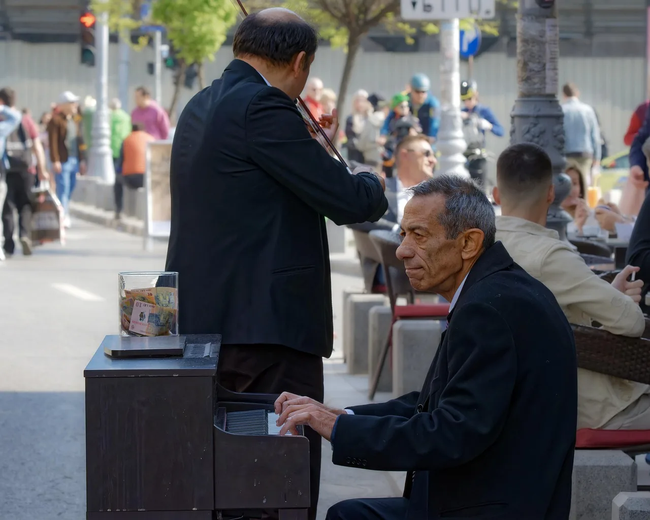 Musiciens jouant du piano en extérieur Musiciens jouant du piano en extérieur