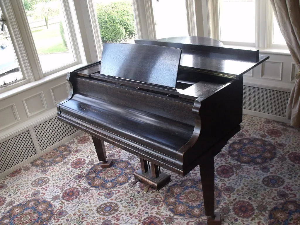Piano à queue dans un salon