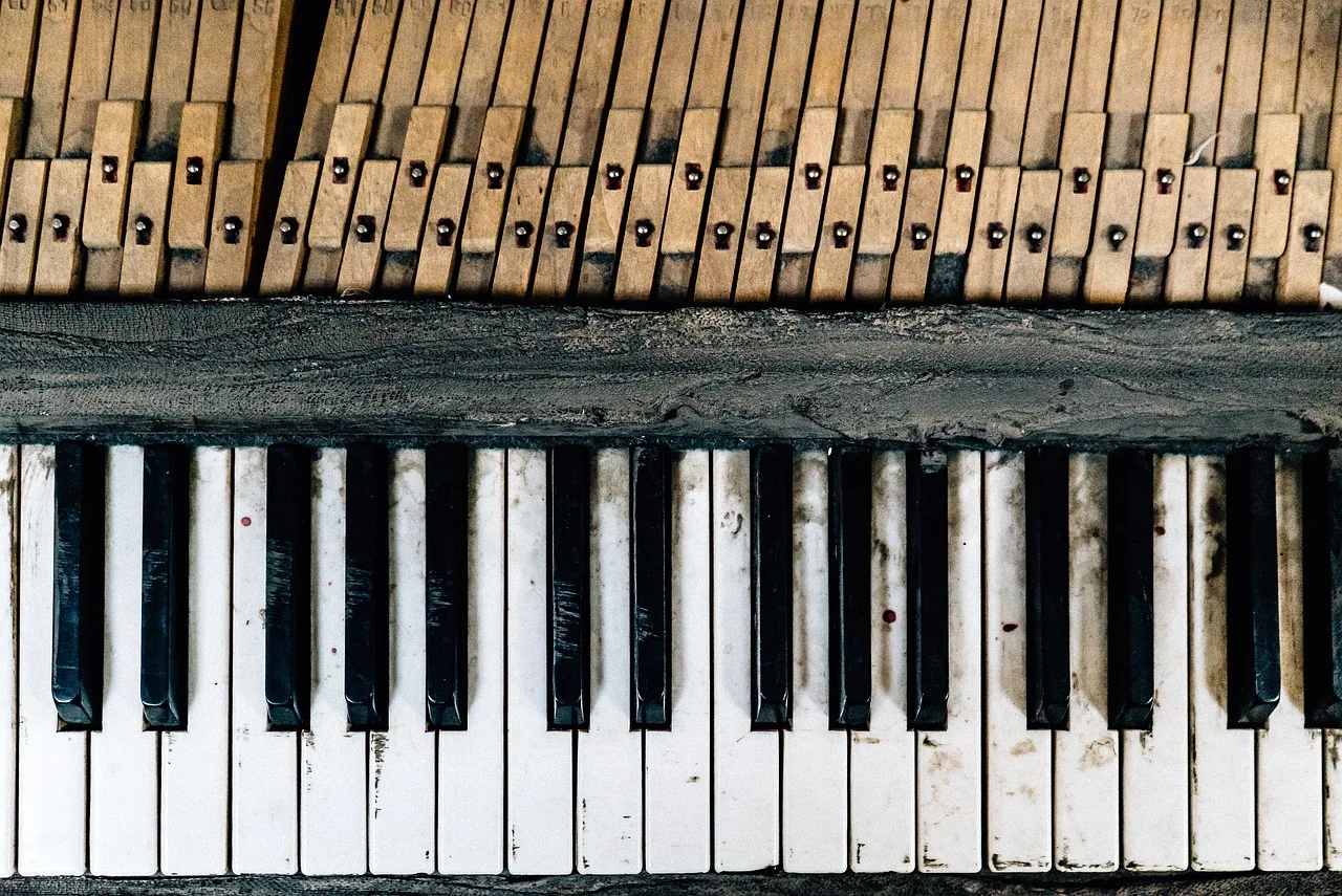 Piano keyboard and internal mechanism