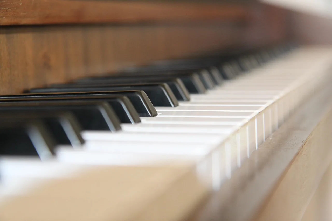 Clavier de piano droit en gros plan