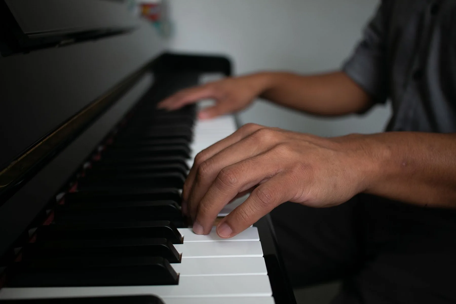Mains jouant sur un piano numérique Mains jouant sur un piano numérique