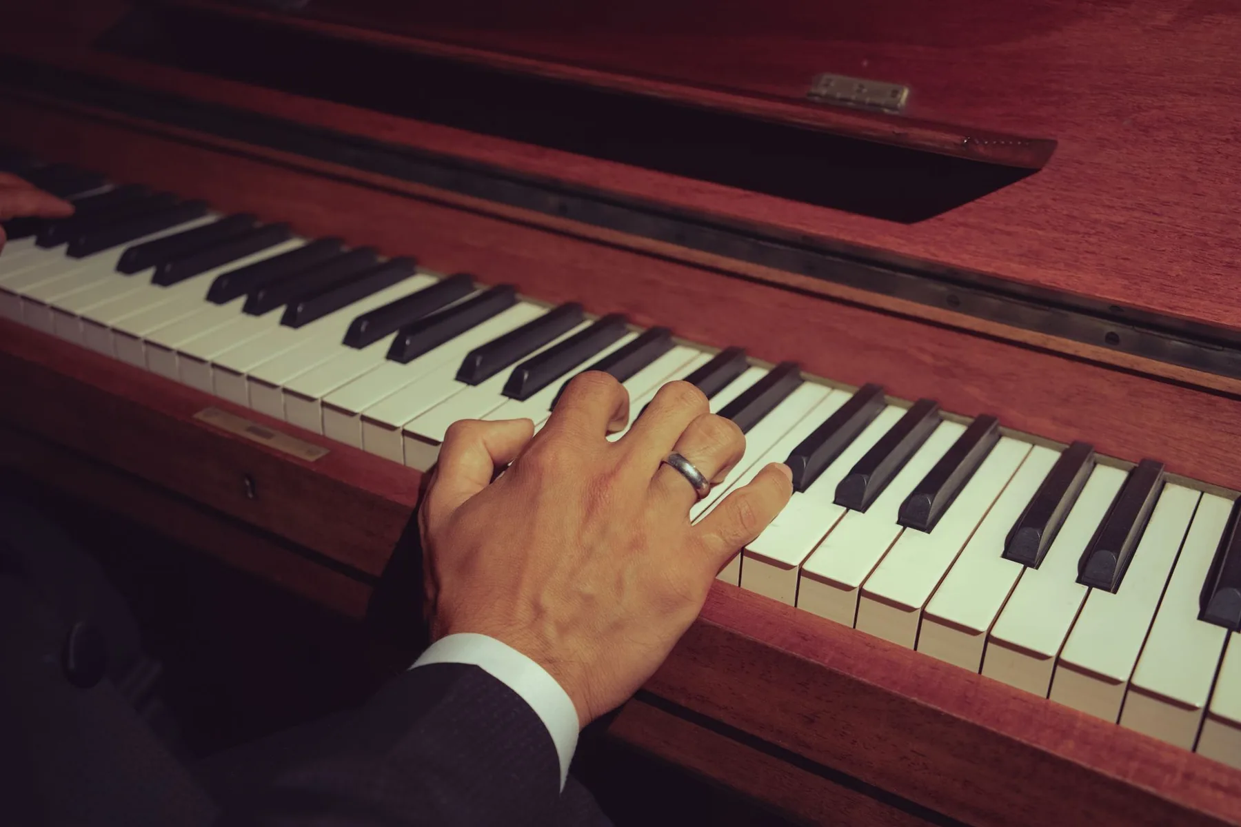 Musicien jouant sur un piano acoustique