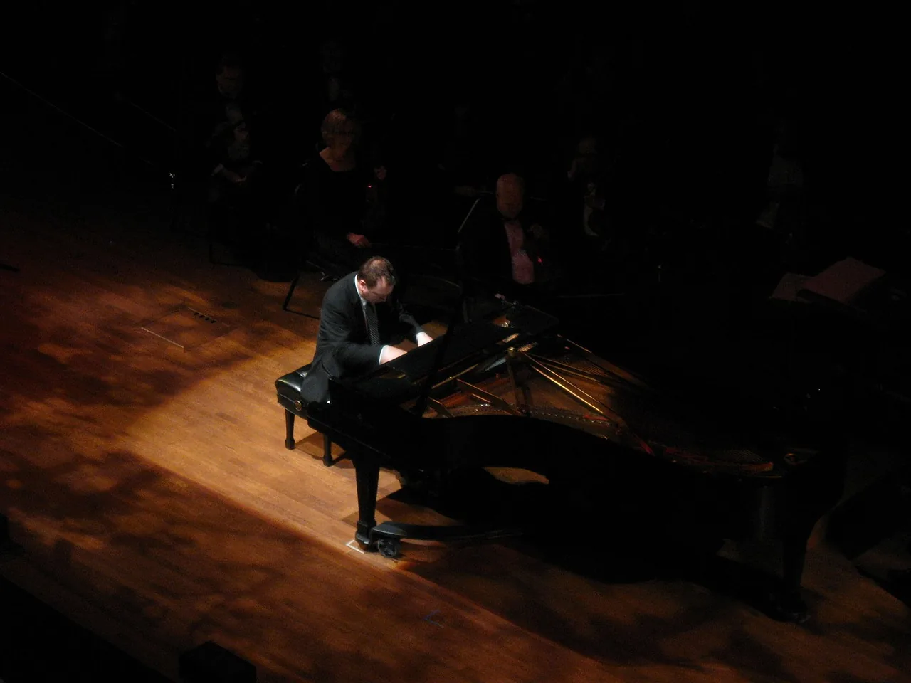 Pianiste en concert sur piano à queue Pianiste en concert sur piano à queue