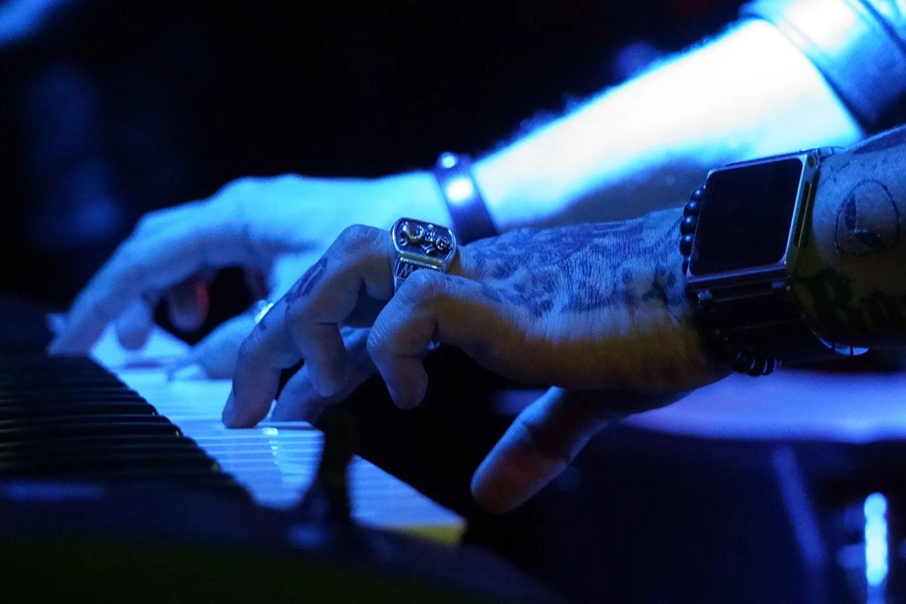Mains jouant sur un piano numérique